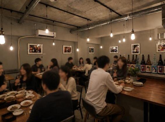 YaoyaBalで働くスタッフと店内