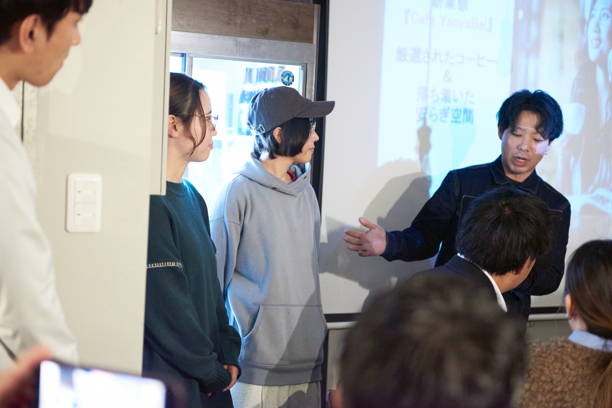 店舗でスタッフに語るアムトライズ株式会社 代表取締役 水田勇輝